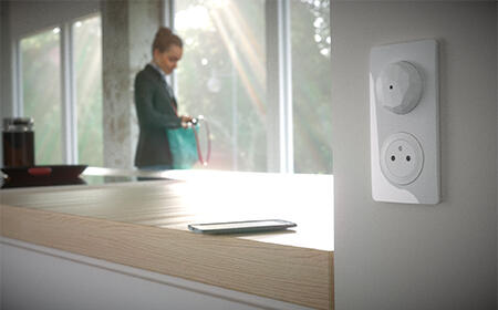 femme cuisine prise connectee cwn blanc 450x280