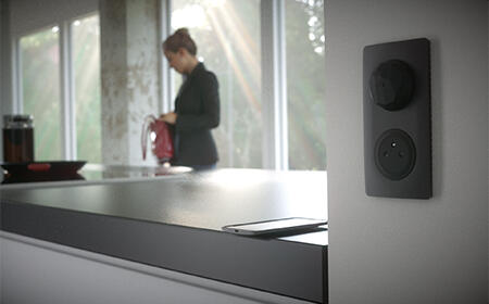 femme cuisine prise connectee cwn noir 450x280