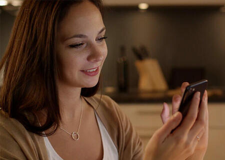 femme smartphone salon nuit 700x500
