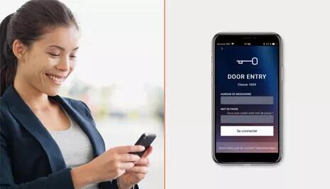 femme sourir smartphone door entry connect 700x400