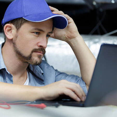homme casquette laptop 700x700