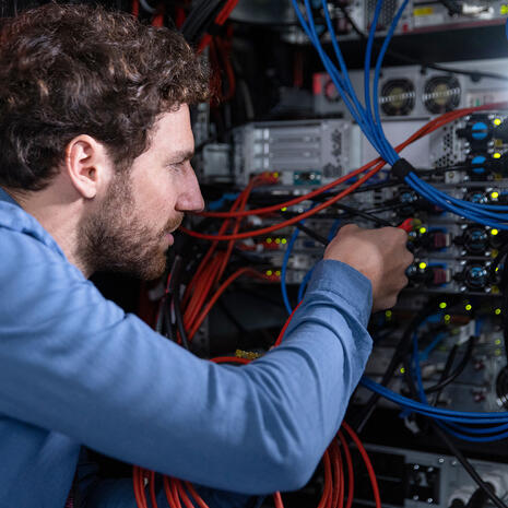 homme connecte cable data center 960x960
