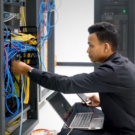 homme connecte cable data center laptop 960x960