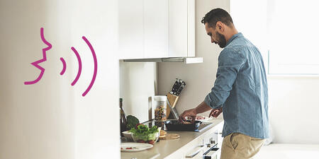 homme cuisine commande voix 700x350