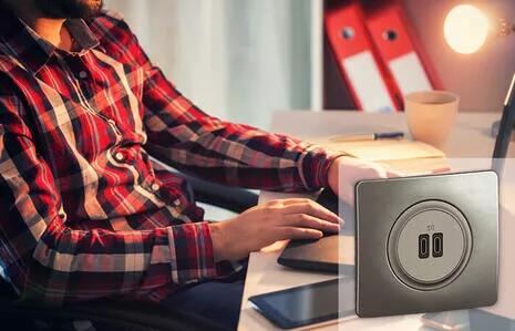 homme mains ordi smartphone chargeur usb c 700x450 3