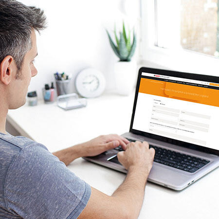 homme ordinateur inscription newsletter 450x450