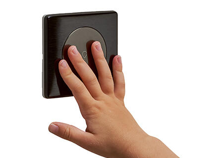 inter tactile surface celiane noir carbone main enfant 450x320