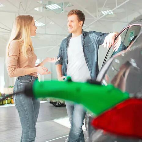 jeune couple concession vehicule electrique charge 700x700 0 0