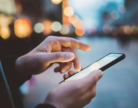 mains homme smartphone exterieur 700x550 0