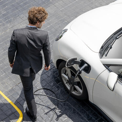 mobilite electrique homme charge voiture 960x960
