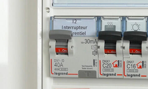 Coffret électrique équipé T4 - T5 - 3 rangées - 2 inter. diff-AC. 63A + 1  inter. diff-A. 63A + 15 disjoncteurs