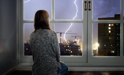 femme regarde foudre orage 474x287