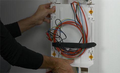 Installer un support de box pour le coffret de communication Legrand Full Media RJ45