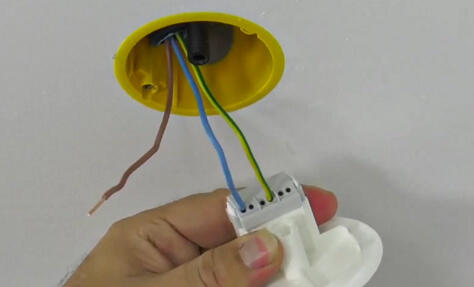 Comment installer une boîte DCL pour un luminaire ?