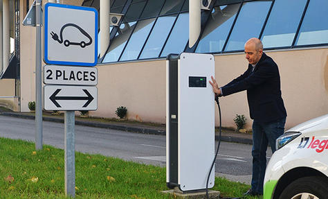 À Ploumagoar, la fédération de foot finance… des bornes de recharge de  véhicules électriques