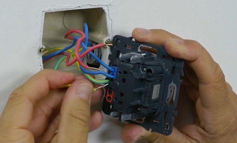 Comment remplacer une ancienne prise électrique par une neuve ? 