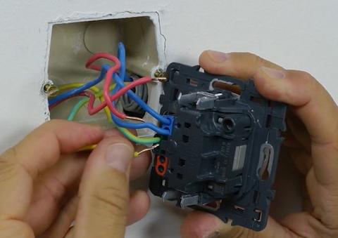 Comment remplacer une ancienne prise électrique par une neuve ? 