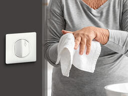 Poussoir d’appel Céliane antimicrobien pour sanitaires
