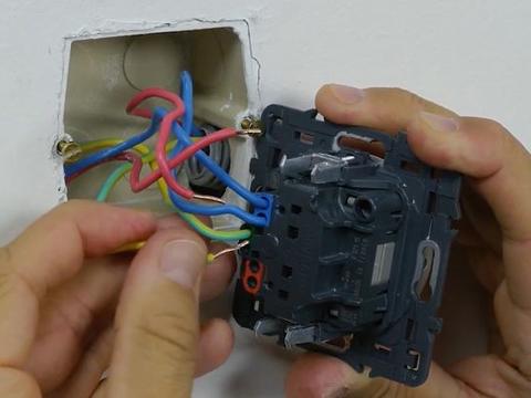 Comment remplacer une ancienne prise électrique par une neuve