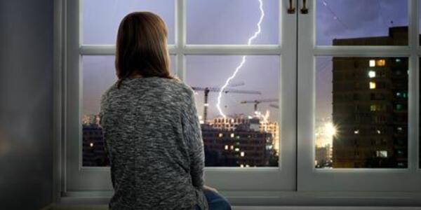 femme regarde foudre orage 474x287