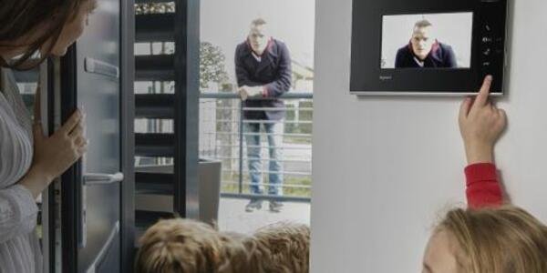 portier video fillette entree porte ouverte 474x287