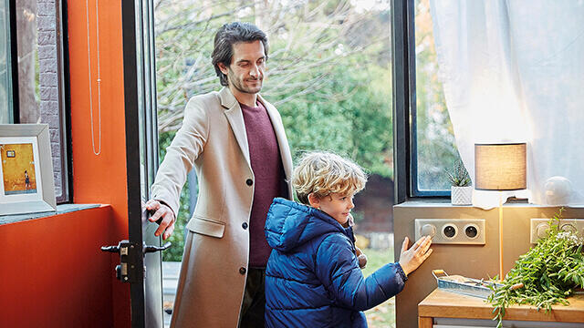 Vous voulez piloter l'éclairage, les volets roulants et les prises de votre logement depuis votre smartphone ?
