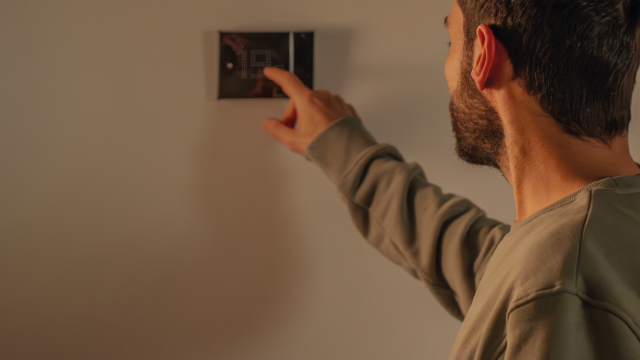 Avec le thermostat connecté Smarther with Netatmo, régulez la température pour plus d’économies