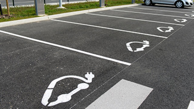 Voitures : les aides pour passer à l’électrique en 2026