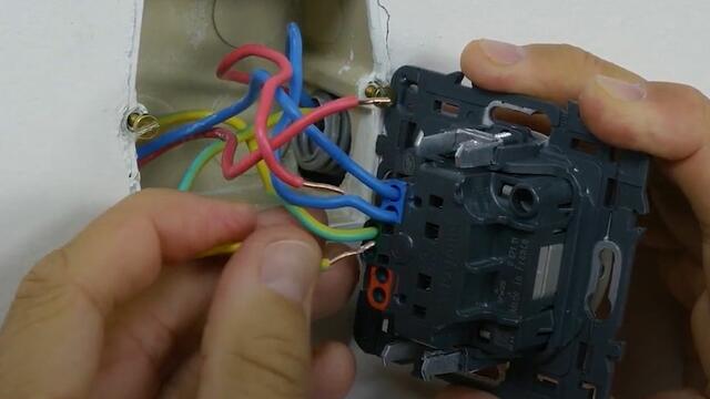 Comment remplacer une ancienne prise électrique par une neuve ? 