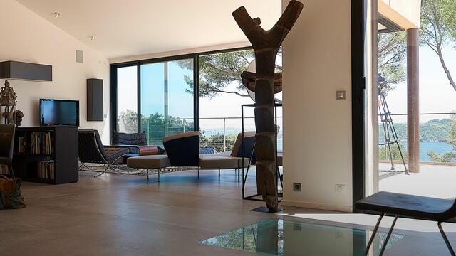 Villa bioclimatique et domotique face à l'île de Porquerolles