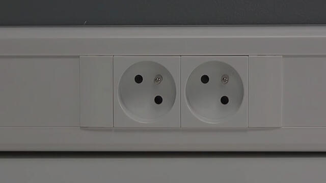 J’installe une prise de courant et une prise RJ45 multimédia sur une moulure électrique