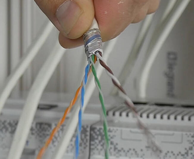 2 denuder enficher fil connecteur rj45 700x350