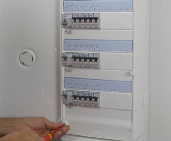 2 retirer capot tableau electrique 700x350