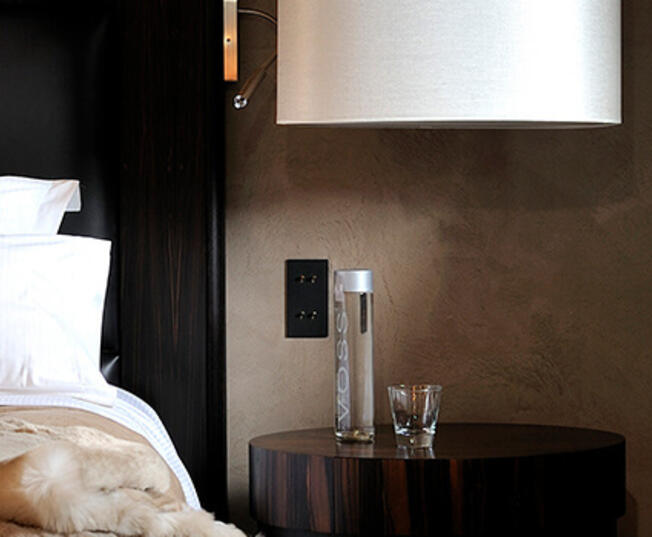 art epure doubles inters noir lit hotel 700x350