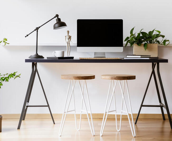 bureau noir tabourets bois mur blanc 938x569