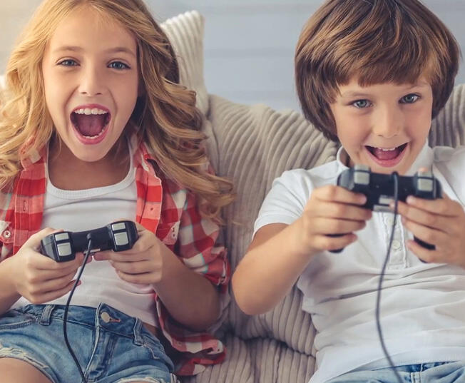 enfant canape manette jeu video 652x537