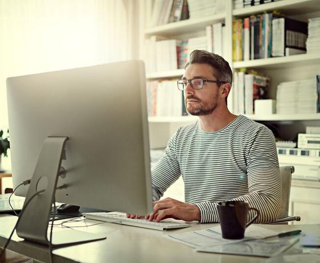 homme bureau multi media 938x569