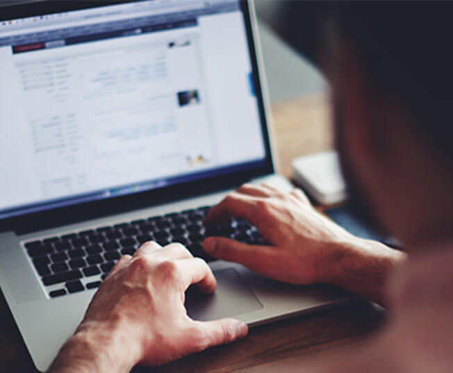homme devant laptop 700x350