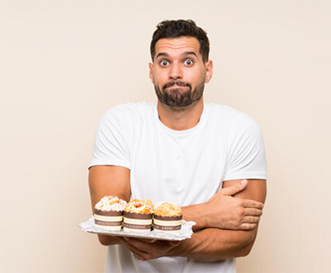 homme epaules levees plateau muffins 700x350