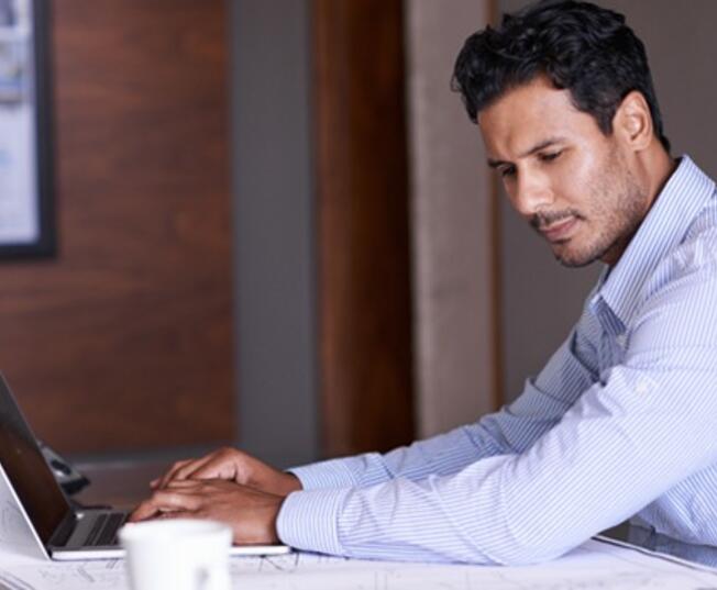 homme ordi plans bureau 700x350