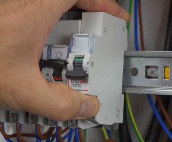 instal disjoncteur circuit lumiere 700x350