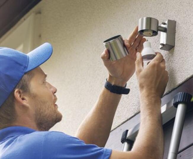 installateur ampoule exteieur 700x350