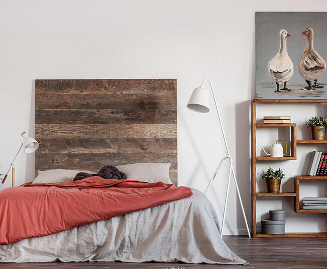 lit confortable bois lampe industrielle 938x569