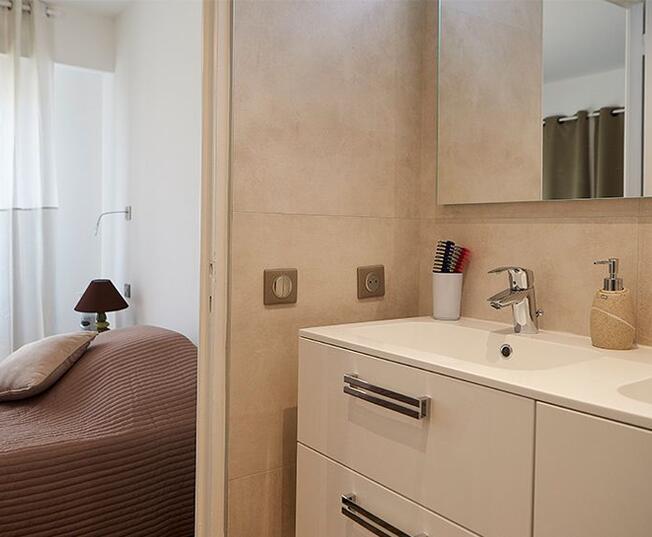 salon de bain chambre appart antibes 938x569