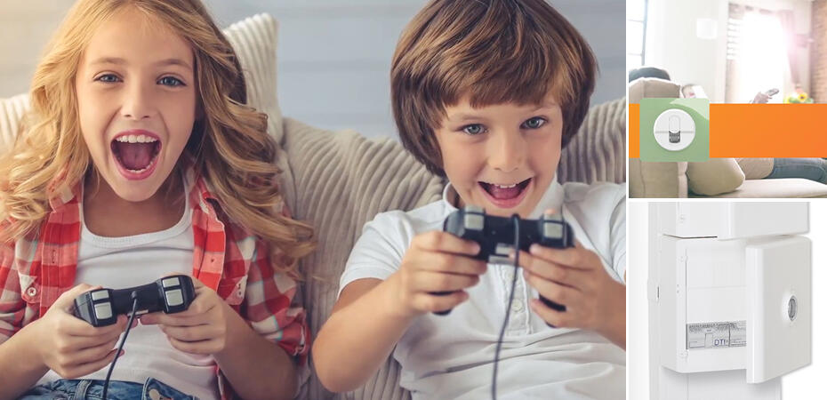 enfant canape manette jeu video 930x450