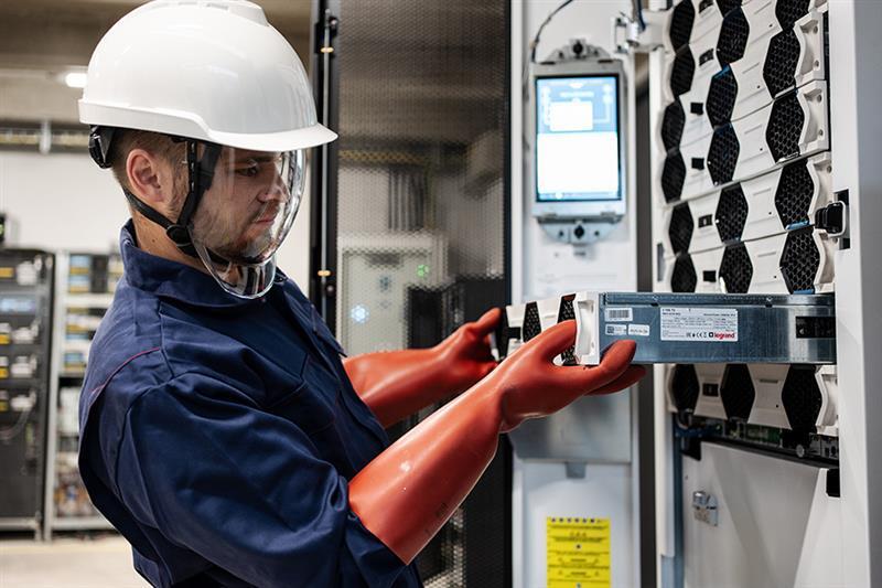 les homme maintenance onduleur 930x620