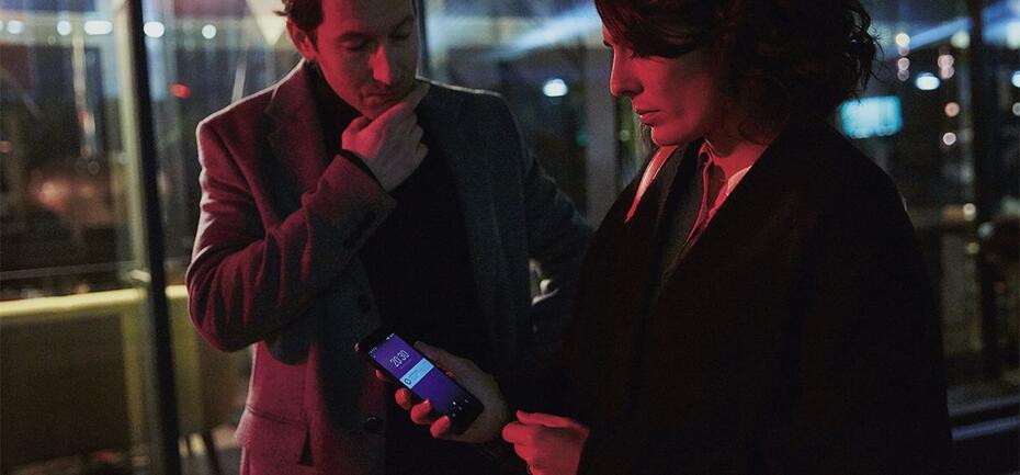 rue nuit couple inquiets smartphone 1222x569 0