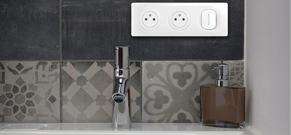 salle de bain prises surface inter lumineux celiane blanc 1222x569