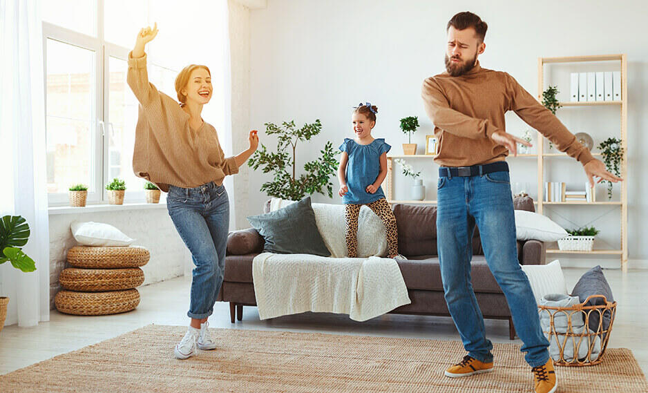 famille heureuse dance salon 938x569