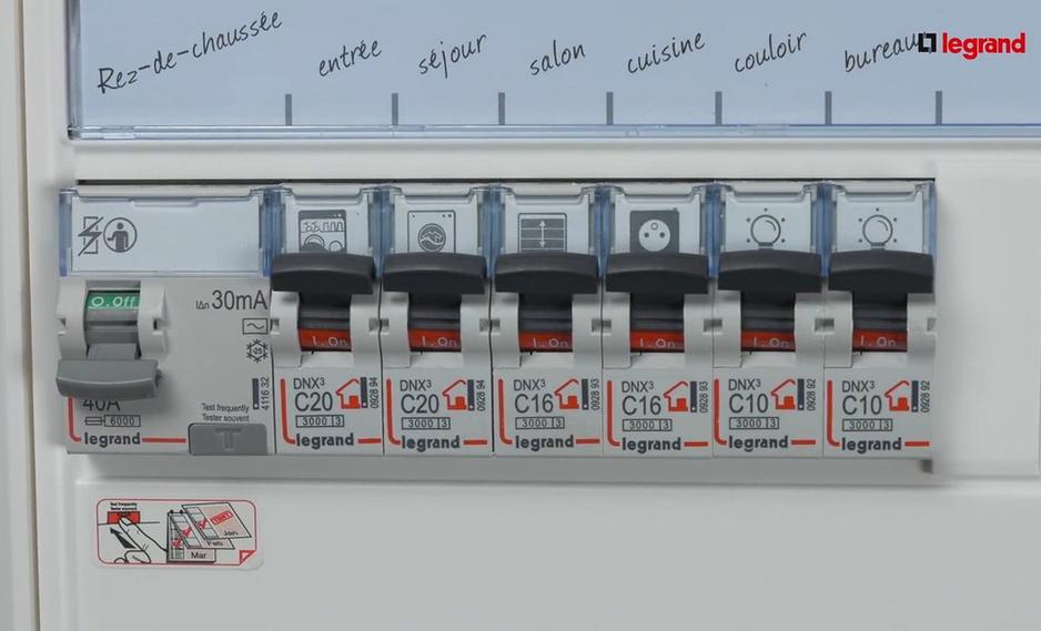 6 prises avec disjoncteur 16A